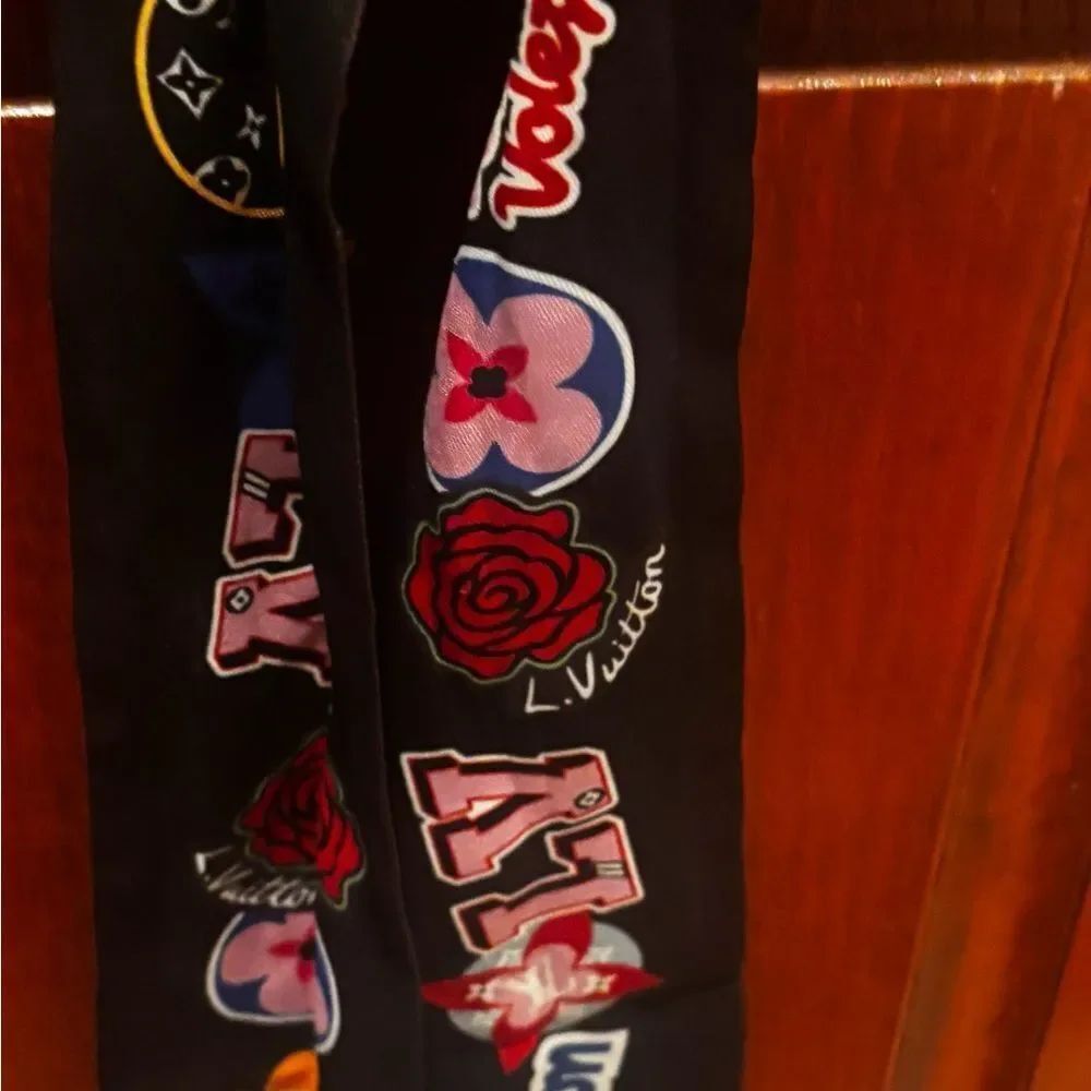 Louis Vuitton stories scarf accessory 2018 Nicolas Ghesquière LV logo Monogram